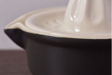 アンティーク雑貨　イギリスビンテージ　陶器製　ダークブラウンとのコントラストがおしゃれなシトラススクイーザー(絞り器)