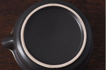 アンティーク雑貨　イギリスビンテージ　陶器製　ダークブラウンとのコントラストがおしゃれなシトラススクイーザー(絞り器)