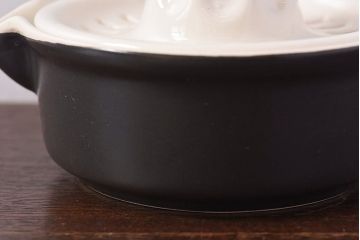 アンティーク雑貨　イギリスビンテージ　陶器製　ダークブラウンとのコントラストがおしゃれなシトラススクイーザー(絞り器)
