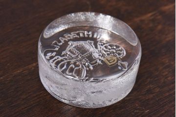 アンティーク雑貨　イギリス　エリザベス女王2世　アニバーサリーグッズ　ガラス製ペーパーウェイト