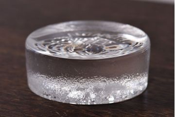 アンティーク雑貨　イギリス　エリザベス女王2世　アニバーサリーグッズ　ガラス製ペーパーウェイト