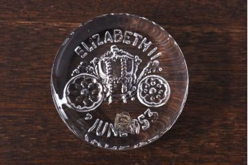 アンティーク雑貨　イギリス　エリザベス女王2世　アニバーサリーグッズ　ガラス製ペーパーウェイト