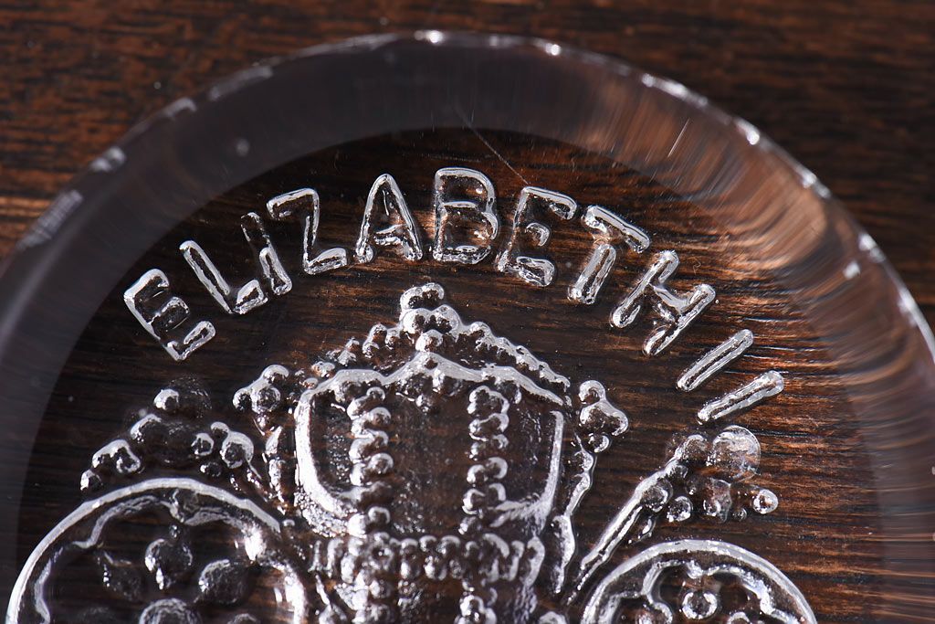 アンティーク雑貨　イギリス　エリザベス女王2世　アニバーサリーグッズ　ガラス製ペーパーウェイト