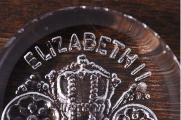 アンティーク雑貨　イギリス　エリザベス女王2世　アニバーサリーグッズ　ガラス製ペーパーウェイト