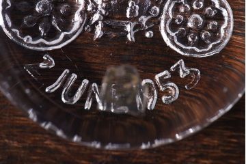 アンティーク雑貨　イギリス　エリザベス女王2世　アニバーサリーグッズ　ガラス製ペーパーウェイト