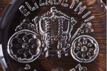 アンティーク雑貨　イギリス　エリザベス女王2世　アニバーサリーグッズ　ガラス製ペーパーウェイト