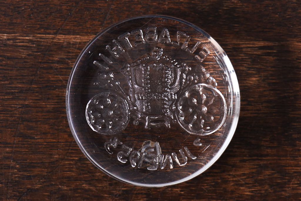 アンティーク雑貨　イギリス　エリザベス女王2世　アニバーサリーグッズ　ガラス製ペーパーウェイト