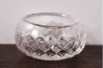 アンティーク雑貨　イギリス製　細かな模様がかわいらしいガラス小物入れ(ソルトディッシュ)
