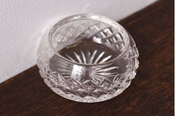 アンティーク雑貨　イギリス製　細かな模様がかわいらしいガラス小物入れ(ソルトディッシュ)