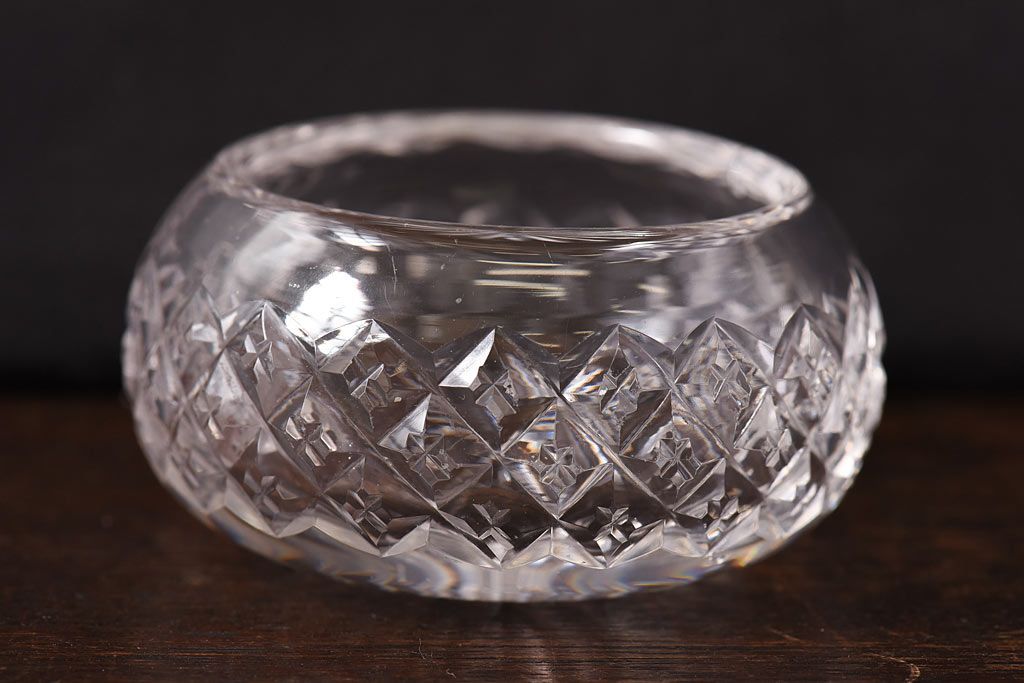 アンティーク雑貨　イギリス製　細かな模様がかわいらしいガラス小物入れ(ソルトディッシュ)