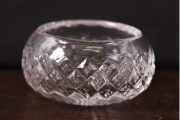 アンティーク雑貨　イギリス製　細かな模様がかわいらしいガラス小物入れ(ソルトディッシュ)