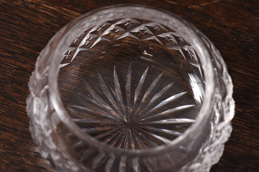 アンティーク雑貨　イギリス製　細かな模様がかわいらしいガラス小物入れ(ソルトディッシュ)