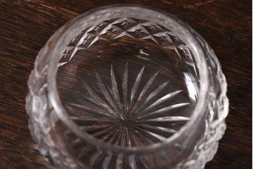 アンティーク雑貨　イギリス製　細かな模様がかわいらしいガラス小物入れ(ソルトディッシュ)