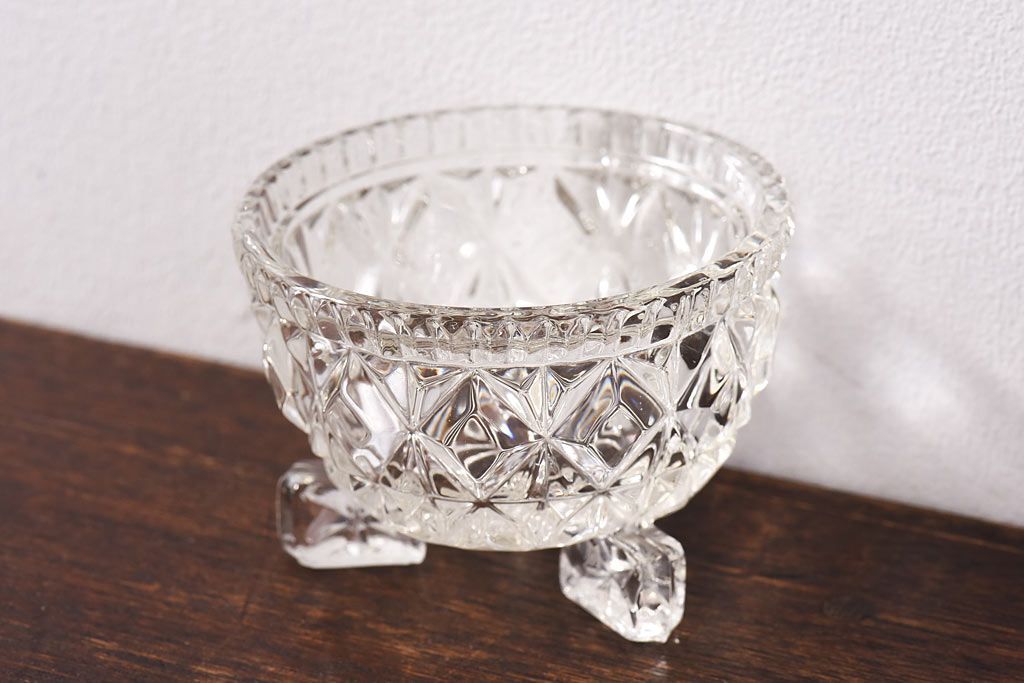 アンティーク雑貨　イギリス製　脚付　ゴージャスな雰囲気漂うガラス小物入れ(ソルトディッシュ)