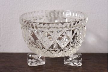 アンティーク雑貨　イギリス製　脚付　ゴージャスな雰囲気漂うガラス小物入れ(ソルトディッシュ)