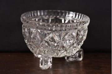 アンティーク雑貨　イギリス製　脚付　ゴージャスな雰囲気漂うガラス小物入れ(ソルトディッシュ)