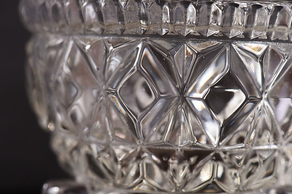 アンティーク雑貨　イギリス製　脚付　ゴージャスな雰囲気漂うガラス小物入れ(ソルトディッシュ)