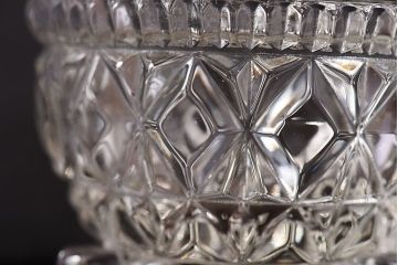 アンティーク雑貨　イギリス製　脚付　ゴージャスな雰囲気漂うガラス小物入れ(ソルトディッシュ)