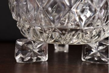 アンティーク雑貨　イギリス製　脚付　ゴージャスな雰囲気漂うガラス小物入れ(ソルトディッシュ)