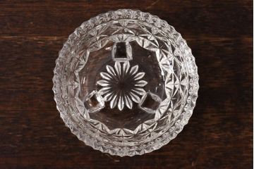 アンティーク雑貨　イギリス製　脚付　ゴージャスな雰囲気漂うガラス小物入れ(ソルトディッシュ)