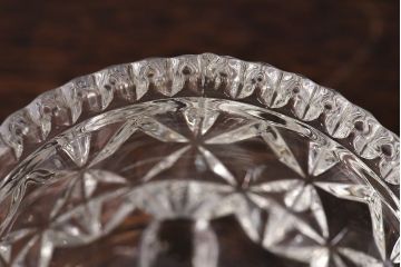 アンティーク雑貨　イギリス製　脚付　ゴージャスな雰囲気漂うガラス小物入れ(ソルトディッシュ)