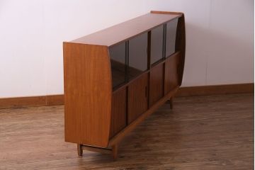 北欧家具　チーク材　洗練されたデザインがおしゃれなサイドボード(サイドキャビネット)