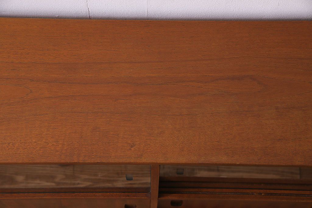 北欧家具　チーク材　洗練されたデザインがおしゃれなサイドボード(サイドキャビネット)