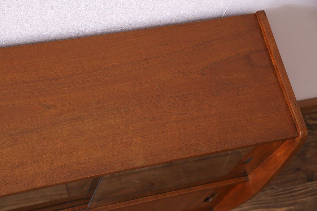 北欧家具　チーク材　洗練されたデザインがおしゃれなサイドボード(サイドキャビネット)