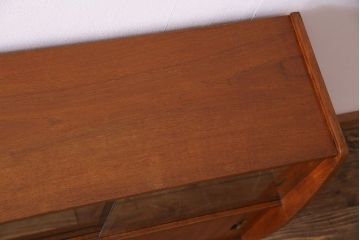 北欧家具　チーク材　洗練されたデザインがおしゃれなサイドボード(サイドキャビネット)