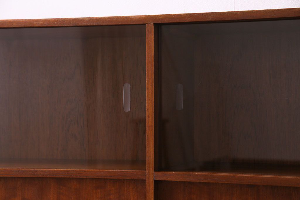 北欧家具　チーク材　洗練されたデザインがおしゃれなサイドボード(サイドキャビネット)