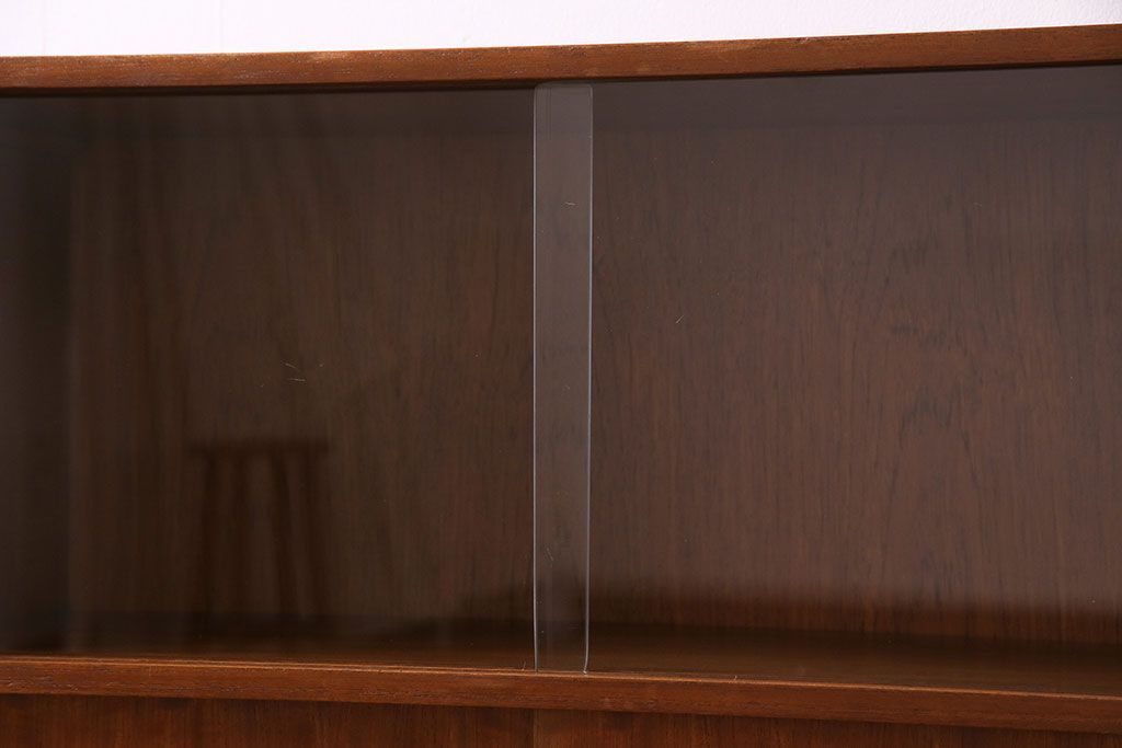 北欧家具　チーク材　洗練されたデザインがおしゃれなサイドボード(サイドキャビネット)