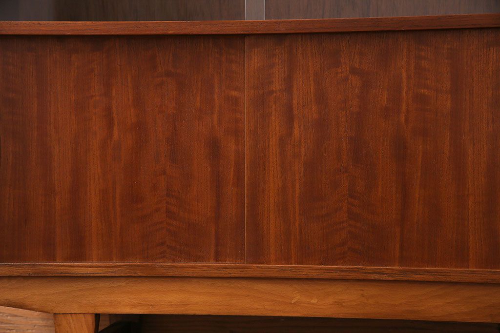 北欧家具　チーク材　洗練されたデザインがおしゃれなサイドボード(サイドキャビネット)