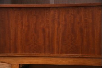 北欧家具　チーク材　洗練されたデザインがおしゃれなサイドボード(サイドキャビネット)