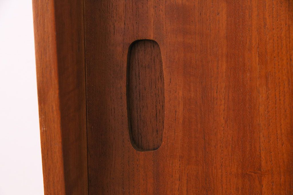 北欧家具　チーク材　洗練されたデザインがおしゃれなサイドボード(サイドキャビネット)