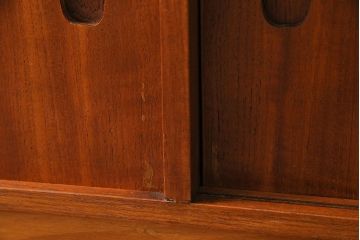 北欧家具　チーク材　洗練されたデザインがおしゃれなサイドボード(サイドキャビネット)