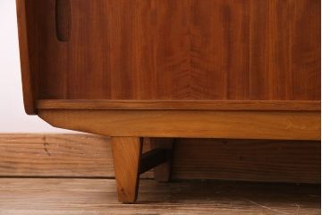 北欧家具　チーク材　洗練されたデザインがおしゃれなサイドボード(サイドキャビネット)