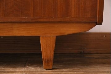 北欧家具　チーク材　洗練されたデザインがおしゃれなサイドボード(サイドキャビネット)