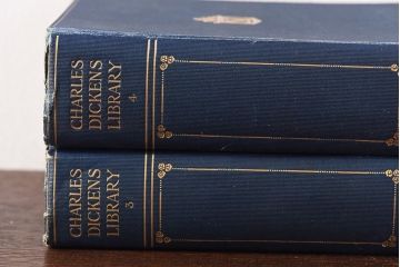 アンティーク雑貨　イギリスアンティーク　CHARLES DICKENS(チャールズ・ディケンズ)　本(洋書、英字本、小説)2冊セット(1)