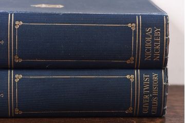 アンティーク雑貨　イギリスアンティーク　CHARLES DICKENS(チャールズ・ディケンズ)　本(洋書、英字本、小説)2冊セット(1)