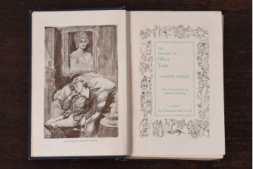 アンティーク雑貨　イギリスアンティーク　CHARLES DICKENS(チャールズ・ディケンズ)　本(洋書、英字本、小説)2冊セット(1)