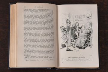 アンティーク雑貨　イギリスアンティーク　CHARLES DICKENS(チャールズ・ディケンズ)　本(洋書、英字本、小説)2冊セット(1)