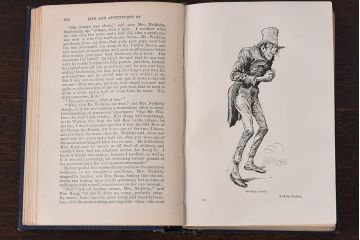 アンティーク雑貨　イギリスアンティーク　CHARLES DICKENS(チャールズ・ディケンズ)　本(洋書、英字本、小説)2冊セット(1)
