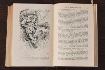 アンティーク雑貨　イギリスアンティーク　CHARLES DICKENS(チャールズ・ディケンズ)　本(洋書、英字本、小説)2冊セット(2)