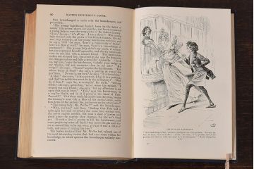 アンティーク雑貨　イギリスアンティーク　CHARLES DICKENS(チャールズ・ディケンズ)　本(洋書、英字本、小説)2冊セット(2)