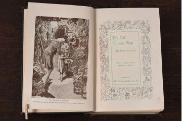 アンティーク雑貨　イギリスアンティーク　CHARLES DICKENS(チャールズ・ディケンズ)　本(洋書、英字本、小説)2冊セット(2)