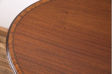 アンティーク雑貨　イギリスアンティーク　スリムな脚が上品なサイドテーブル(カフェテーブル、飾り台)