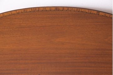 アンティーク雑貨　イギリスアンティーク　スリムな脚が上品なサイドテーブル(カフェテーブル、飾り台)