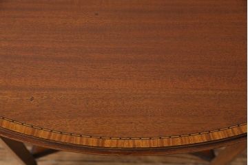 アンティーク雑貨　イギリスアンティーク　スリムな脚が上品なサイドテーブル(カフェテーブル、飾り台)