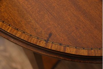 アンティーク雑貨　イギリスアンティーク　スリムな脚が上品なサイドテーブル(カフェテーブル、飾り台)