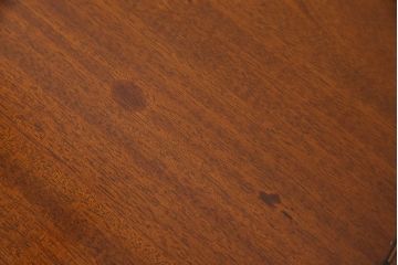 アンティーク雑貨　イギリスアンティーク　スリムな脚が上品なサイドテーブル(カフェテーブル、飾り台)